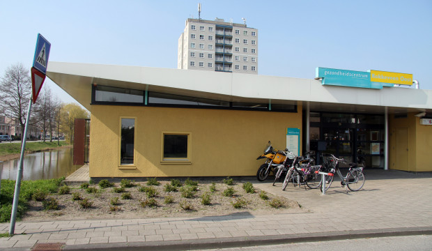 Ingang gebouw gezondheidscentrum Rokkeveen Oost